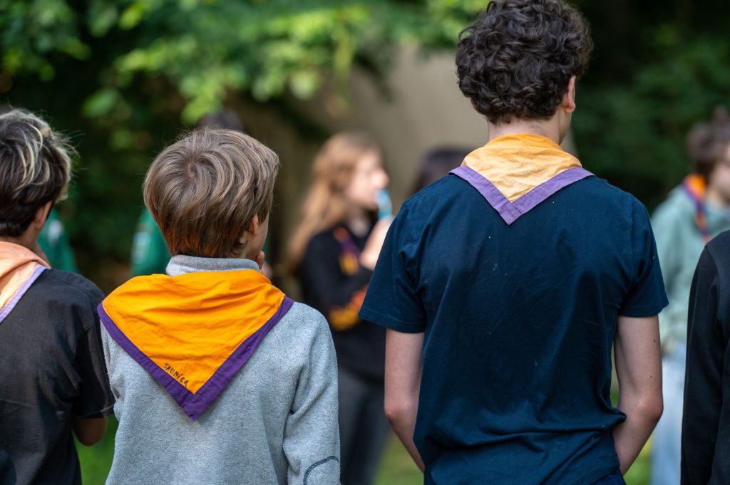 Deux jeunes unionistes de dos pendant un camp