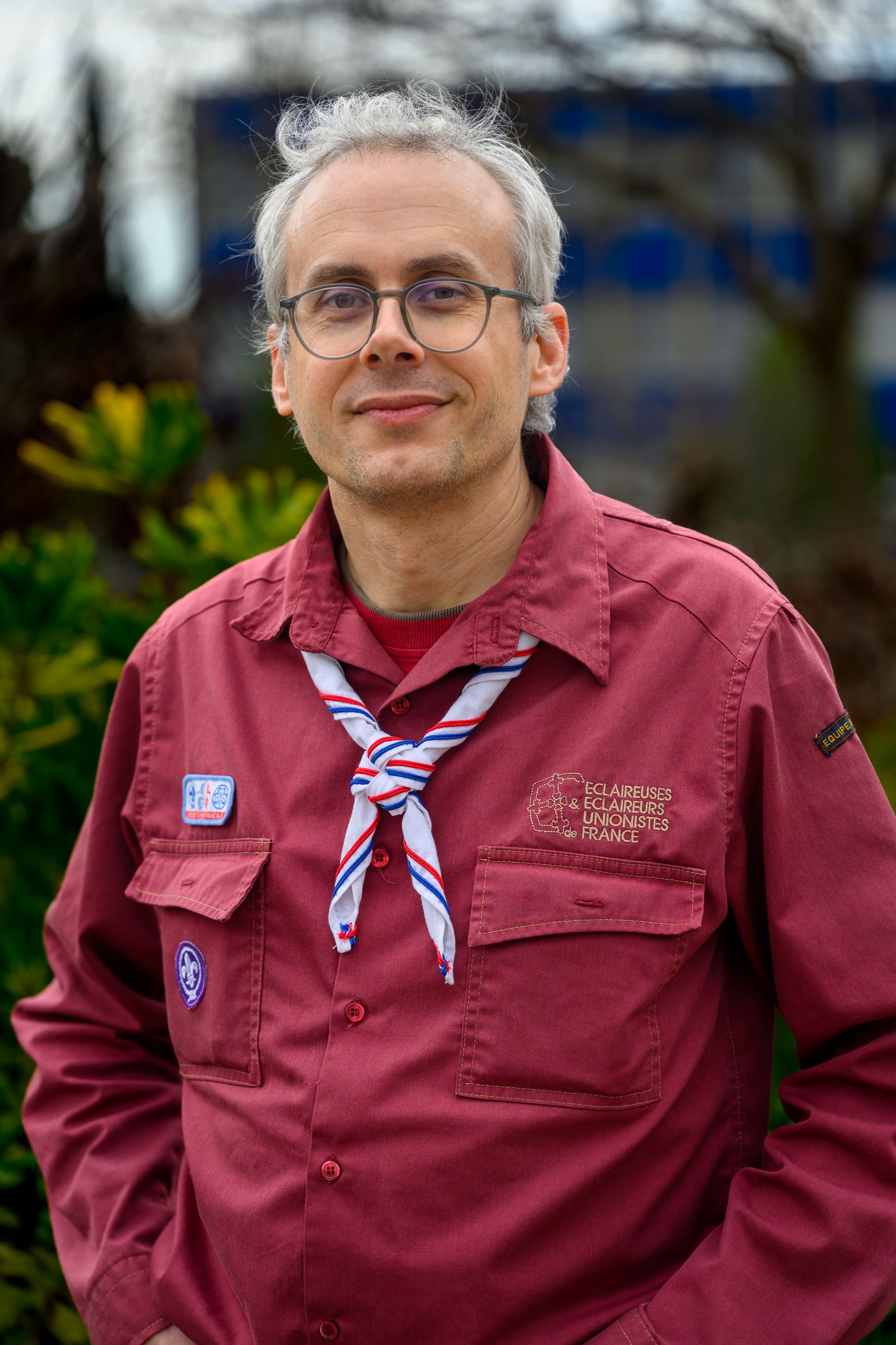Portrait de Daniel Hollaar en chemise et foulard