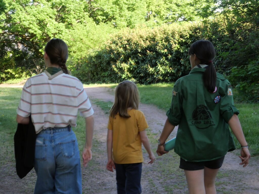 éclais qui marchent en pleine nature